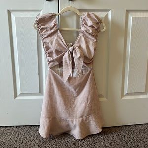 Cute altar’d state dress that ties with a cut out!
